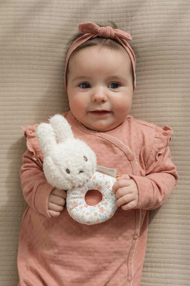 Barškutis Lucky Blossom kūdikio rankose