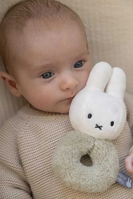 Miffy pliušinis barškutis kūdikio rankose