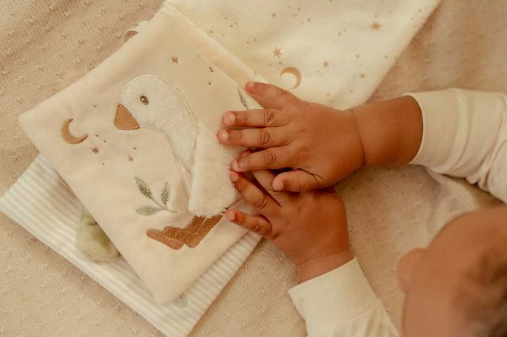 Little Dutch Minkšta žaidimų knyga ‘Newborn Naturals’