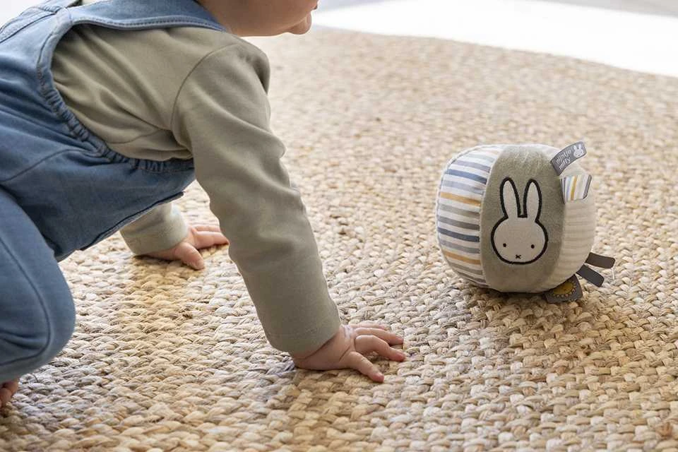 Miffy kamuoliukas žaidžiančiam kūdikiui