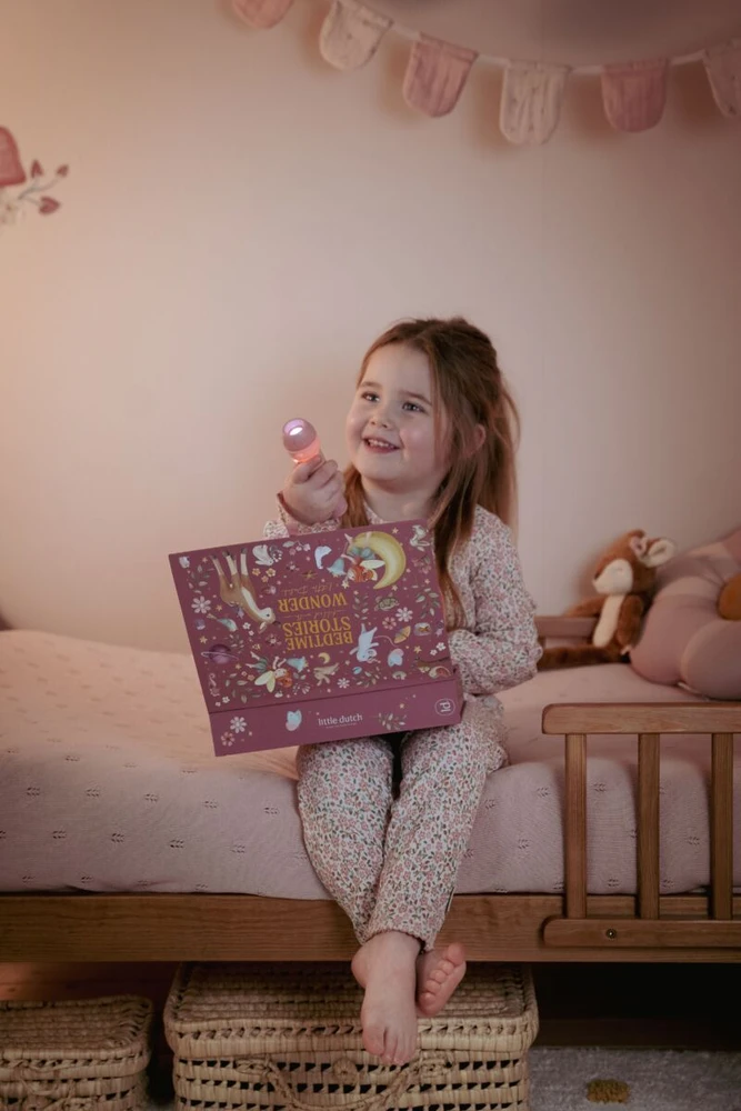 KNYGA Little Dutch Pasakų žibintuvėlis su pasakomis Fėjų sodas