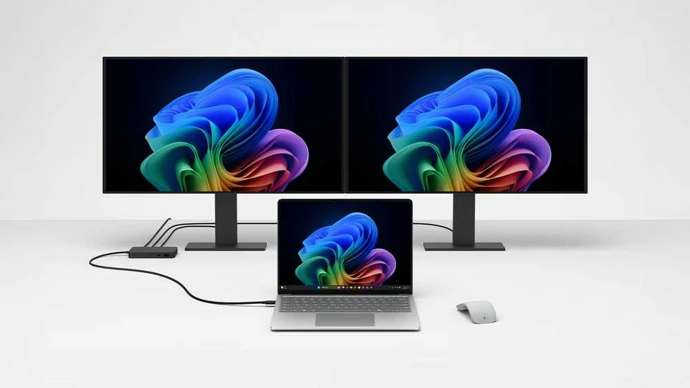 Microsoft Surface Dock su prijungtais dviem monitoriais