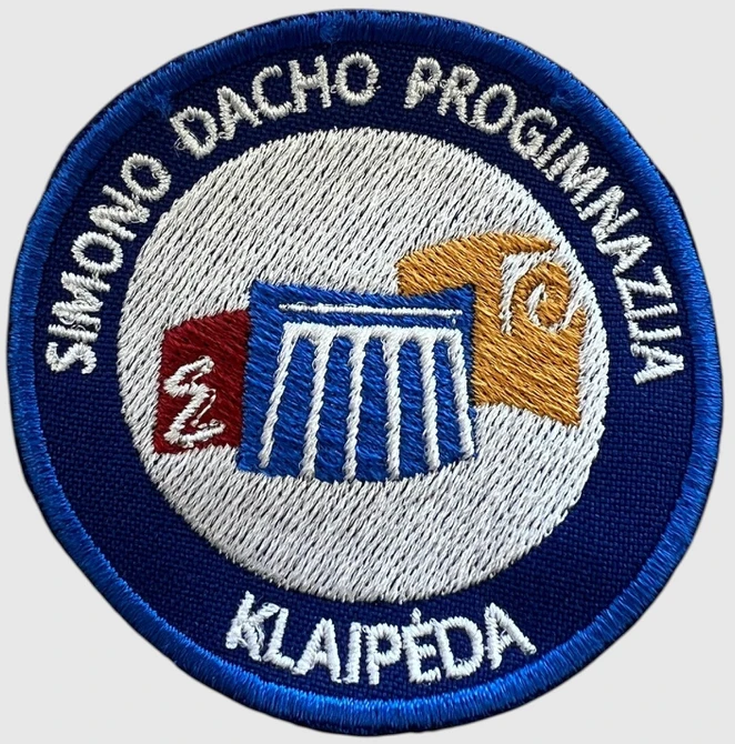 Klaipėdos Simono Dacho progimnazijos emblema, EMBLEMA: Emblema su prisiuvimu (prie rūbo)