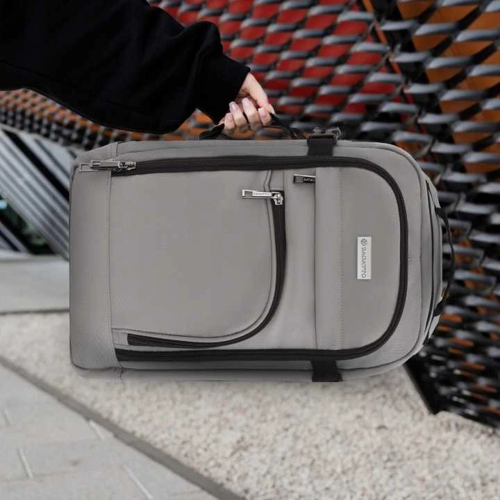 Zagatto Lėktuvo kuprinė 40x25x20 cm su laptopo skyriumi ir 6 kišenėmis, tinkama Ryanair ir Wizz Air, šviesiai pilka