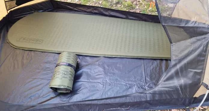 Lengvas turistinis kilimėlis Bushmen FIT 640 tamsiai žalias savaime prisipučiantis