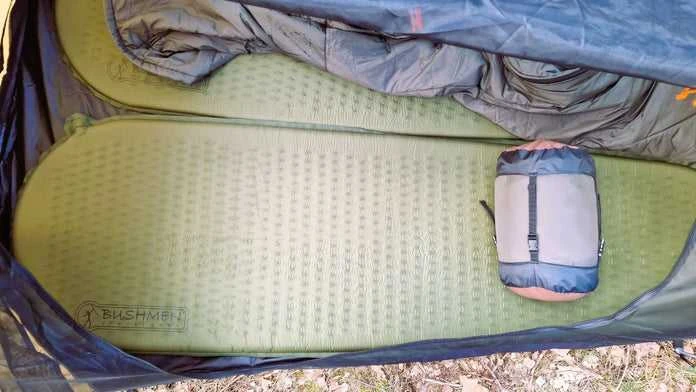 Lengvas turistinis kilimėlis Bushmen FIT 640 tamsiai žalias savaime prisipučiantis