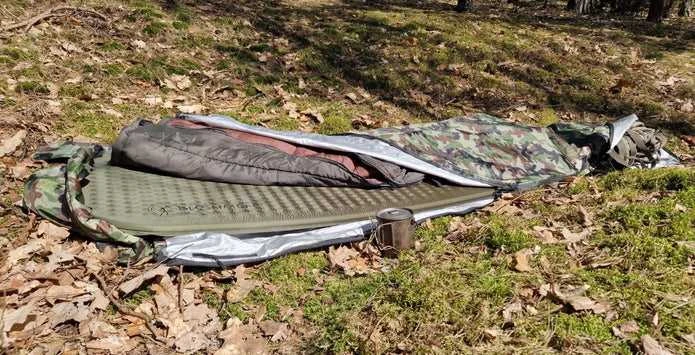 Lengvas turistinis kilimėlis Bushmen FIT 640 tamsiai žalias savaime prisipučiantis
