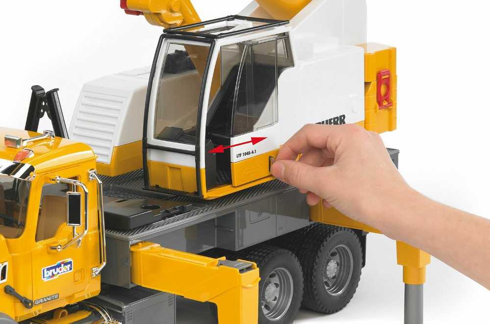 BRUDER didelis kranas su strėle MACK Granite Liebherr 02818