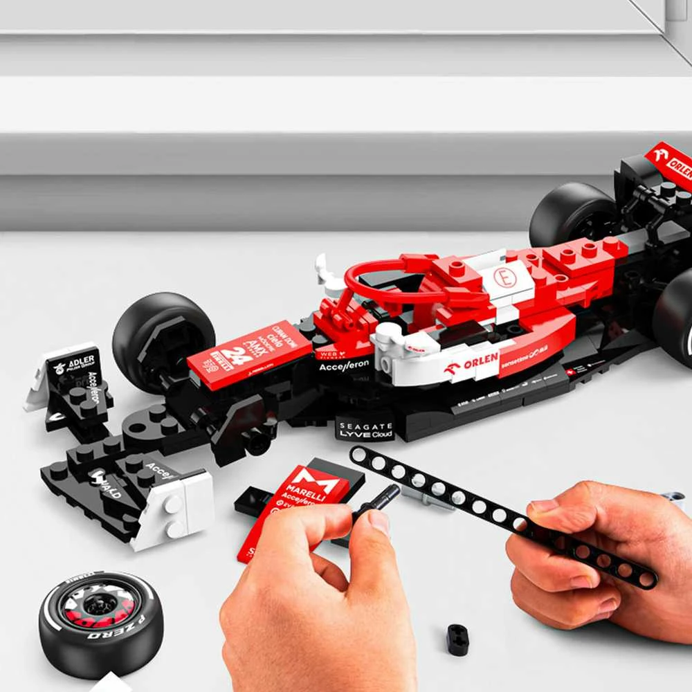 RC automobilis 1:24 Alfa Romeo F1 C42 trinkelės