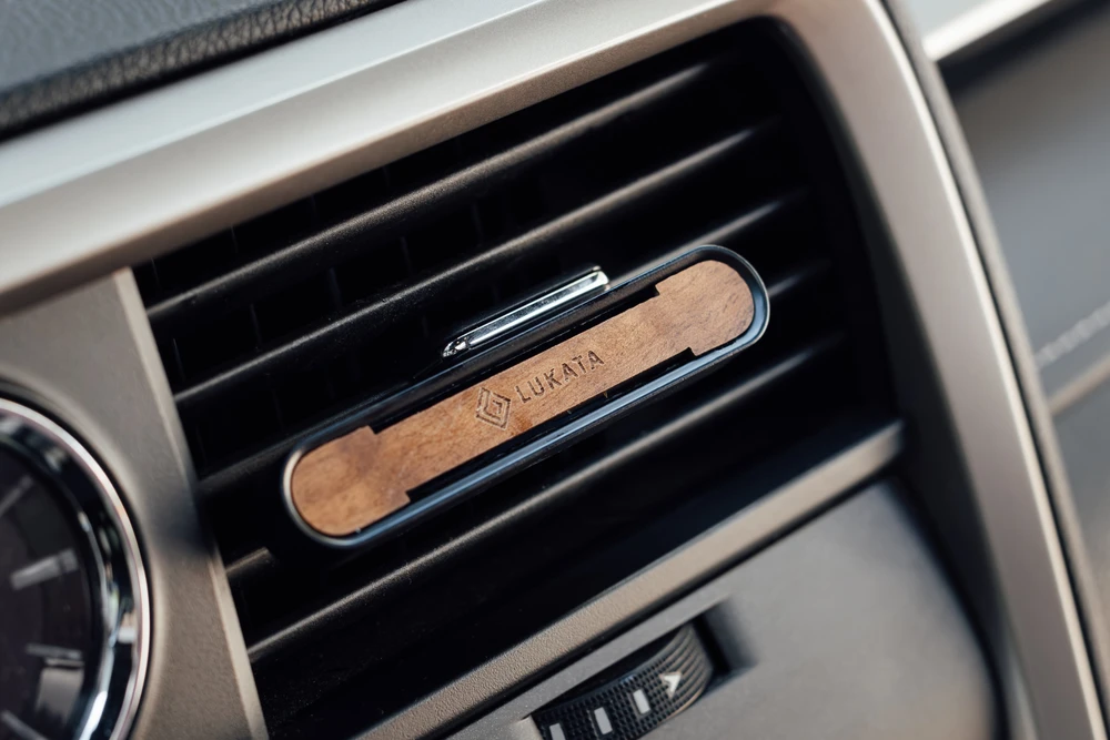 Lukata Automobilio kvapo rinkinys – metalinis korpusas su graviruota medine plokštele, 2 kvapiosios lazdelės ir 10 ml kvapusis aliejus