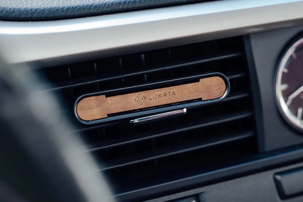 Lukata Automobilio kvapo rinkinys – metalinis korpusas su graviruota medine plokštele, 2 kvapiosios lazdelės ir 10 ml kvapusis aliejus