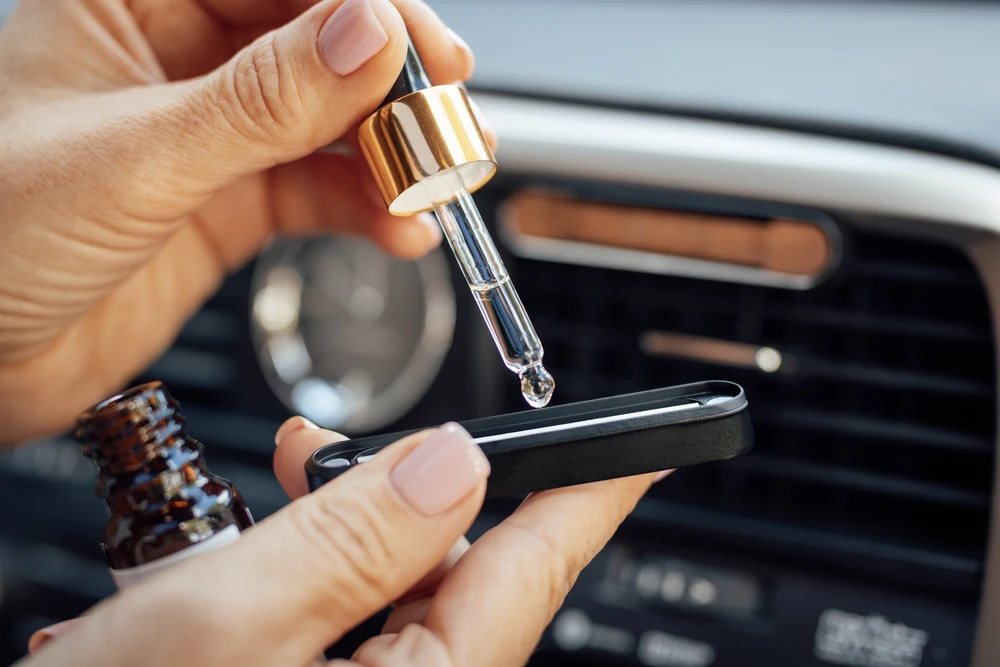 Lukata Automobilio kvapo rinkinys – metalinis korpusas su graviruota medine plokštele, 2 kvapiosios lazdelės ir 10 ml kvapusis aliejus