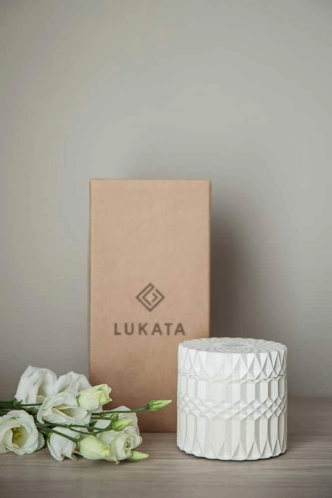 Lukata Didelė kvepianti žvakė su medine dagtimi, rankų darbo gipso indelyje su dangteliu