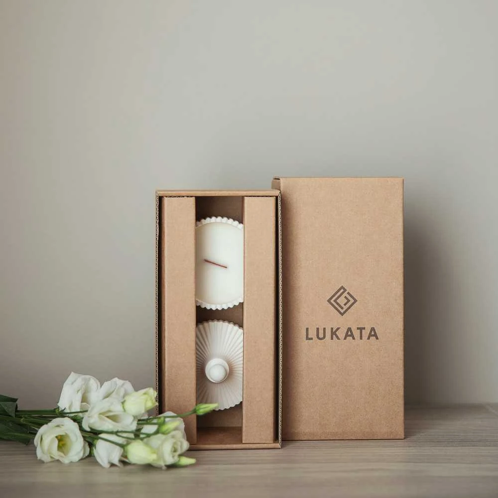 Lukata Prabangi žvakė - kokosų vaško, baltame gipso indelyje