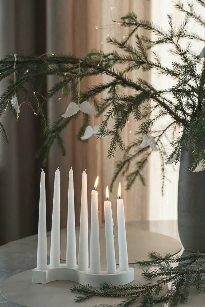 Lukata Minimalistinis žvakių laikiklis – elegantiška žvakidė, skirta dekoruoti stalviršį, stalą ir modernus svetainės akcentas