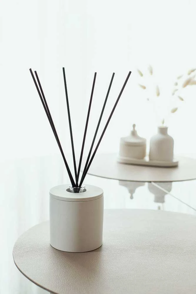 Lukata Namų Kvapas kartu su Elegantišku Baltu Gipso įdėklu namų kvapui - Rankų darbo - 100ml talpos