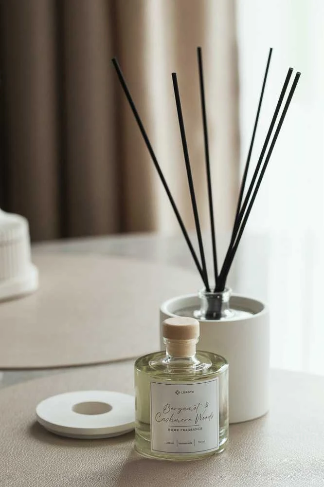 Lukata Namų Kvapas kartu su Elegantišku Baltu Gipso įdėklu namų kvapui - Rankų darbo - 100ml talpos