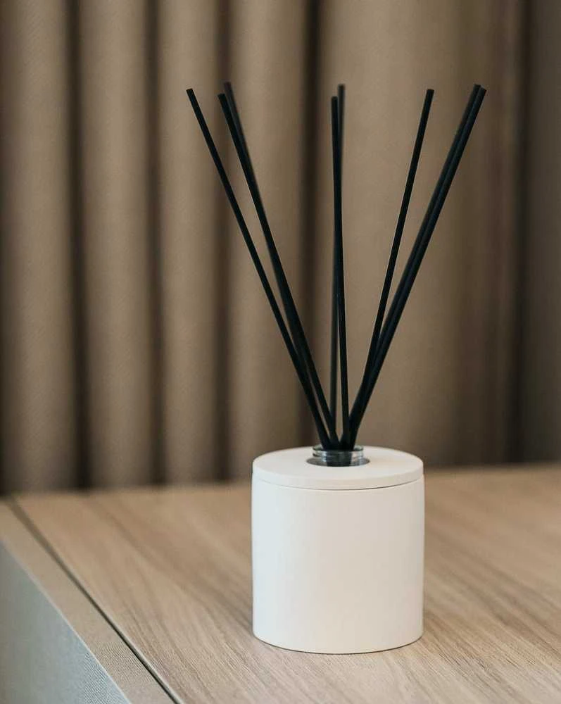 Lukata Namų Kvapas kartu su Elegantišku Baltu Gipso įdėklu namų kvapui - Rankų darbo - 100ml talpos