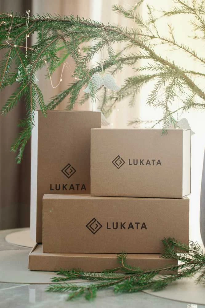 Lukata Prabangus namų kvapo dovanų rinkinys – žvakė, bijūnas ir didelis apvalus padėklas