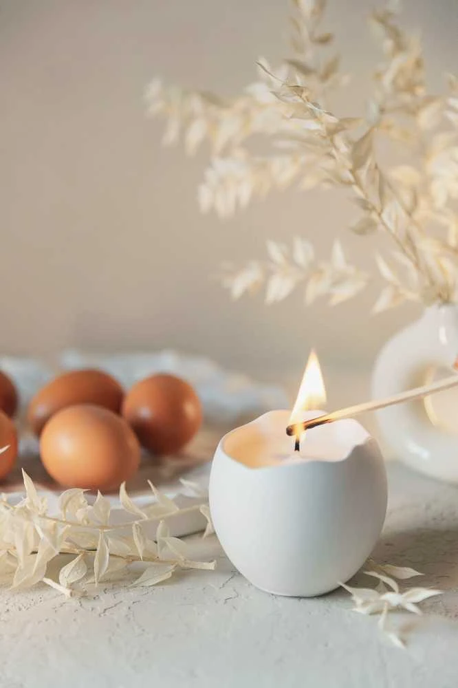 Lukata Rankų darbo žvakė gipso indelyje – kokosų vaškas, medvilninė dagtis, 14 val. degimo laikas – minimalistinė namų dekoro dovana