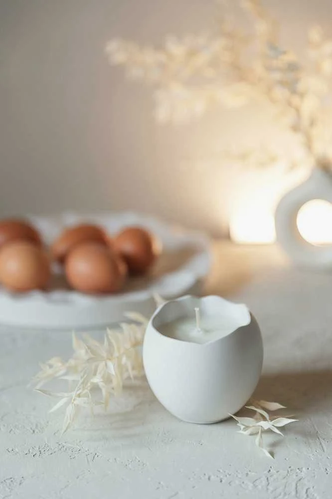 Lukata Rankų darbo žvakė gipso indelyje – kokosų vaškas, medvilninė dagtis, 14 val. degimo laikas – minimalistinė namų dekoro dovana