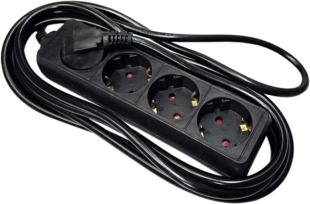 Besk Prailginimo laidas 4 lizdai 3m su įžeminimu Juodas 1,5mm²