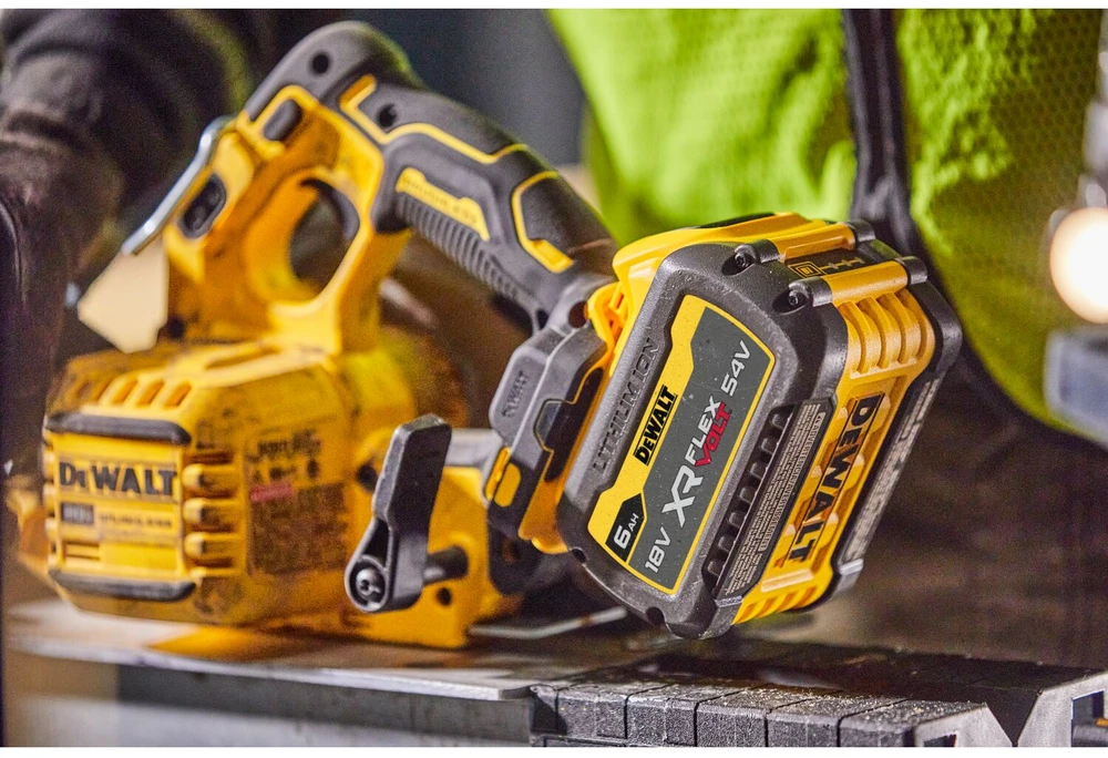 DeWalt akumuliatorinis diskinis pjūklas DCS573NT, 190mm, TSTAK lagaminas be akumuliatoriaus ir kroviklio