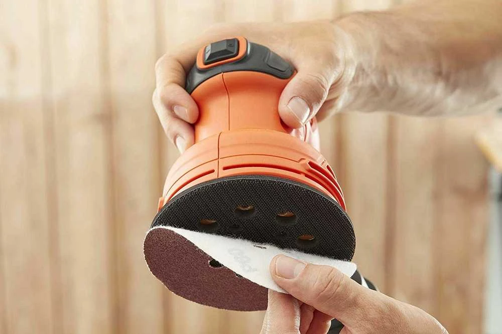 Black & Decker Juodas & Decker Ekscentrinis šlifuoklis Juodas & Decker BEW210-QS; 230 W