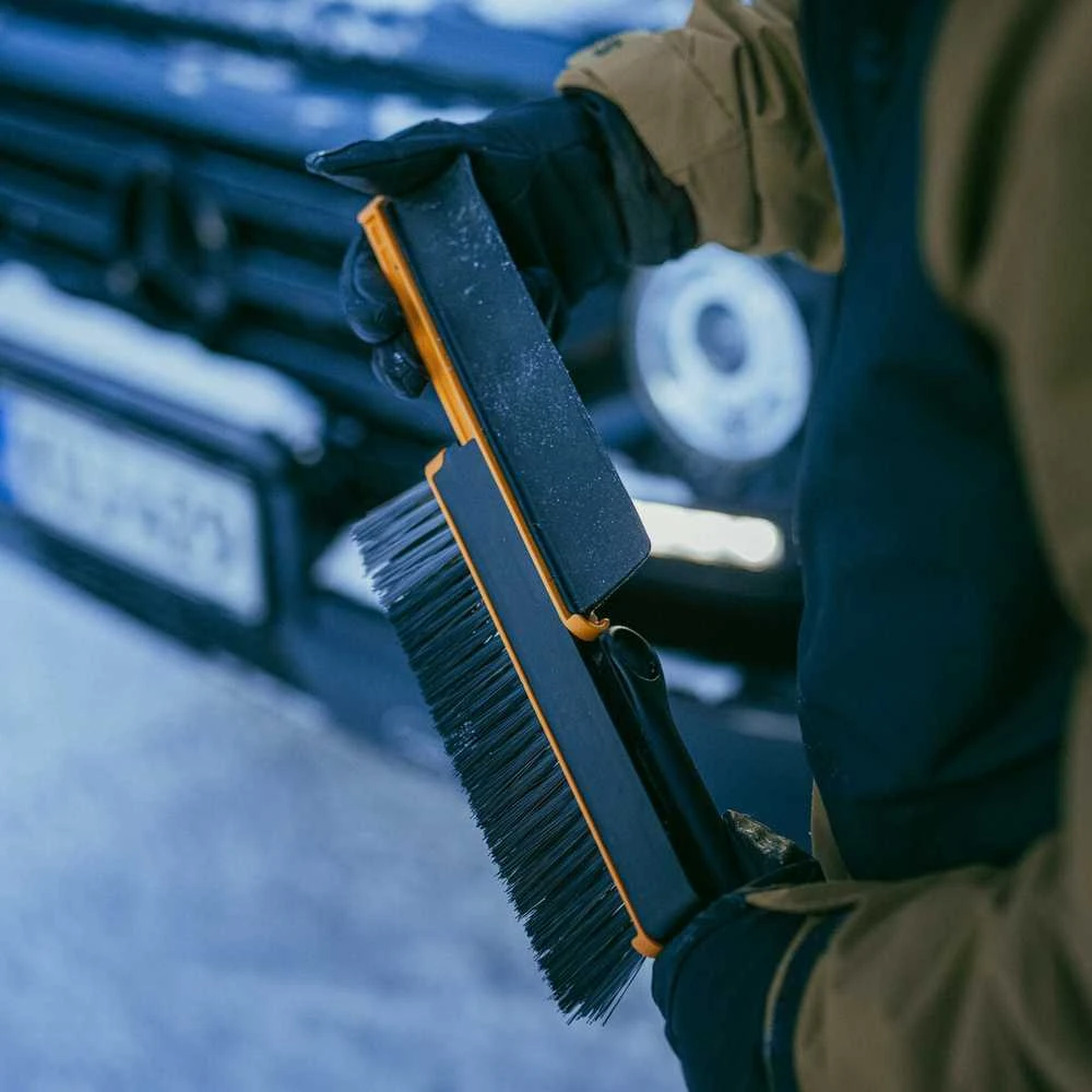 Teleskopinis automobilinis pasukamas sniego šepetys su grandikliu Fiskars X-series