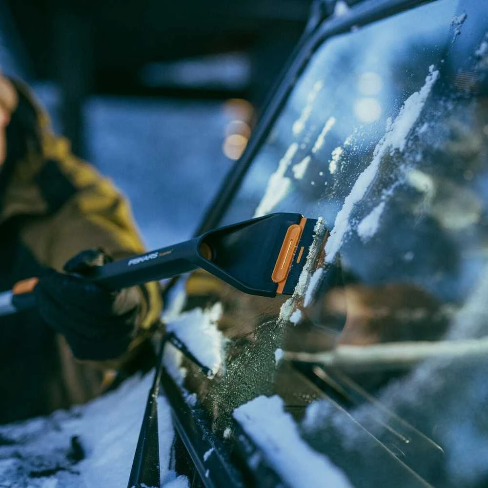 Teleskopinis automobilinis pasukamas sniego šepetys su grandikliu Fiskars X-series