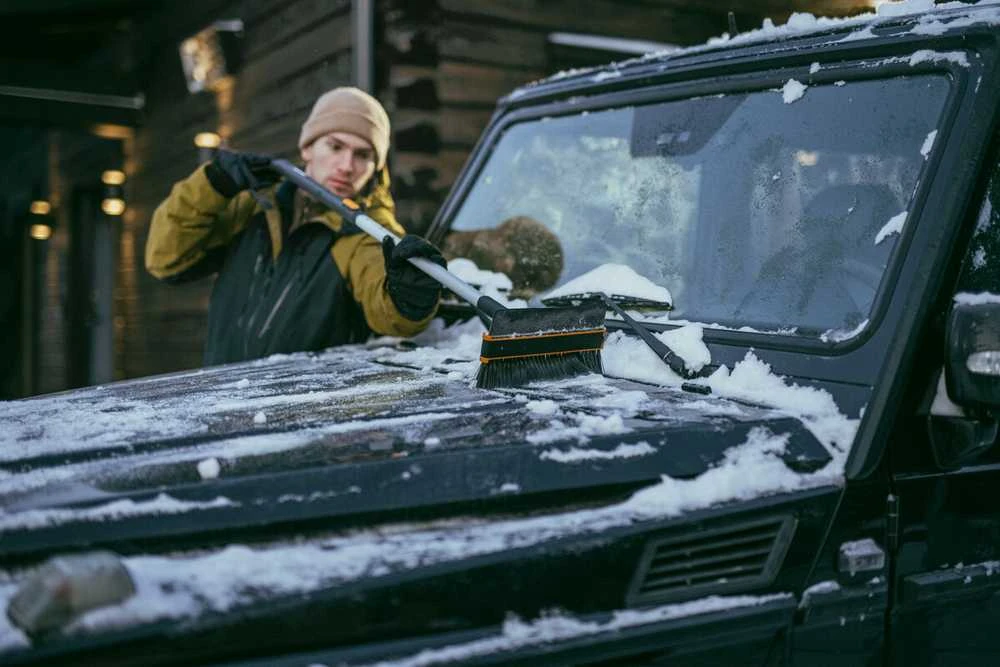 Teleskopinis automobilinis pasukamas sniego šepetys su grandikliu Fiskars X-series