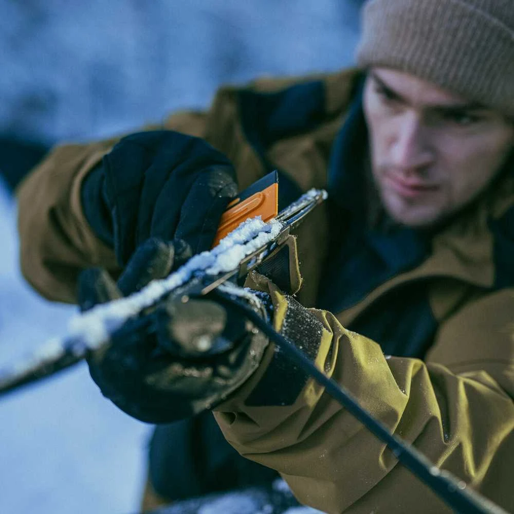 Fiskars grandiklis valant automobilio valytuvą