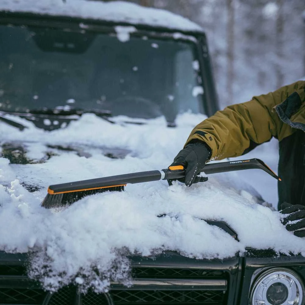 FISKARS X-SERIES TELESKOPINIS SNIEGO VALYMO ŠEPETYS IR GRANDIKLIS