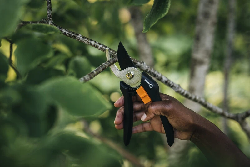 Fiskars Solid™ sekatorius prasilenkiančiais ašmenimis (P121)