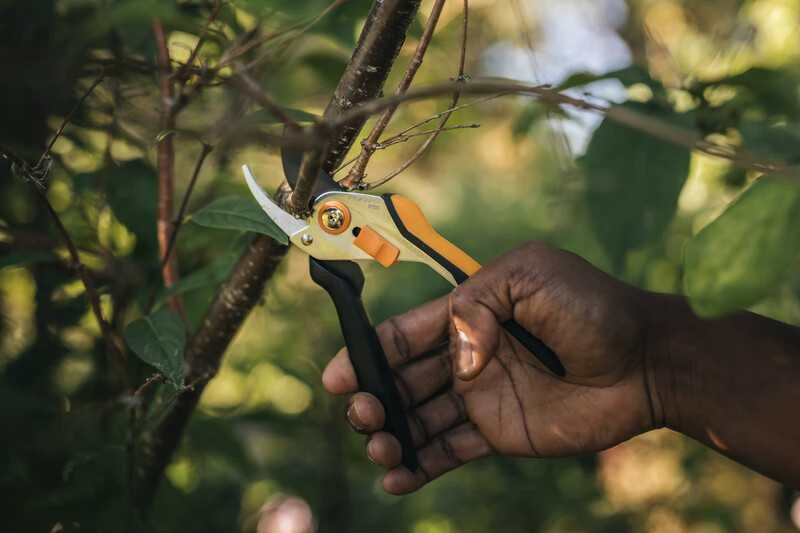 Fiskars Solid™ sekatorius prasilenkiančiais ašmenimis, metalinis (P331)