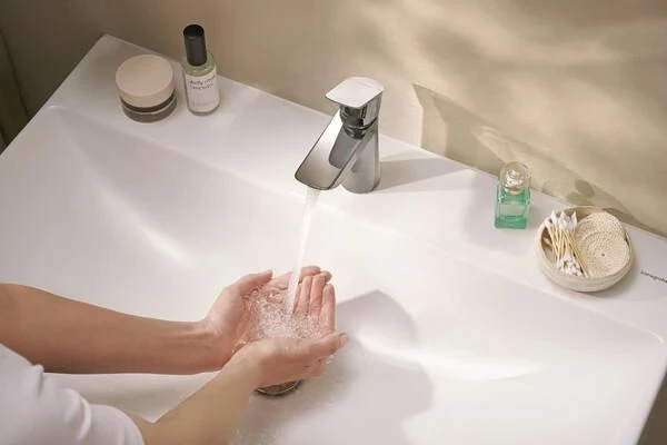 Izlietnes jaucējkrāns Hansgrohe Neovis 100 ar vārstu. hroms