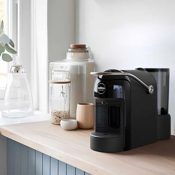 Kapsulinis kavos aparatas Lavazza Jolie Evo, juodas