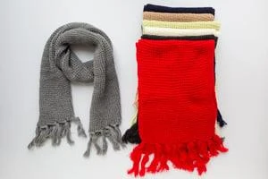 Knitas ŠALIKAS VIENSPALVIS MINKŠTAS SU KUTAIS 982 150X25CM