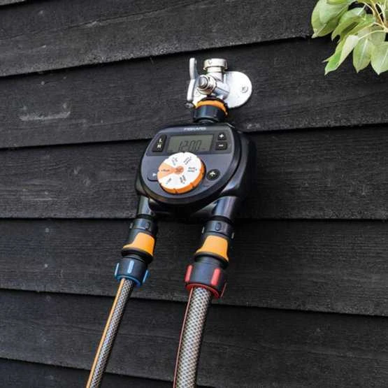 Fiskars laistymo laikmatis su dviem išėjimais