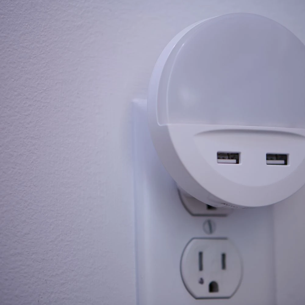 Sieninis šviestuvas Ledvance Šviestuvas į kištukinį lizdą LUNETTA©, su USB jungtimi, baltas