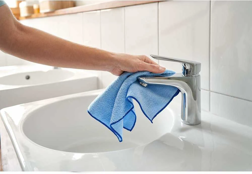 VILEDA "Ultra Fresh" mikropluošto šluostės, 3 vnt., įvairių spalvų, su sidabro jonais, antibakterinės mikropluošto šluostės su apsauga nuo nemalonių kvapų.