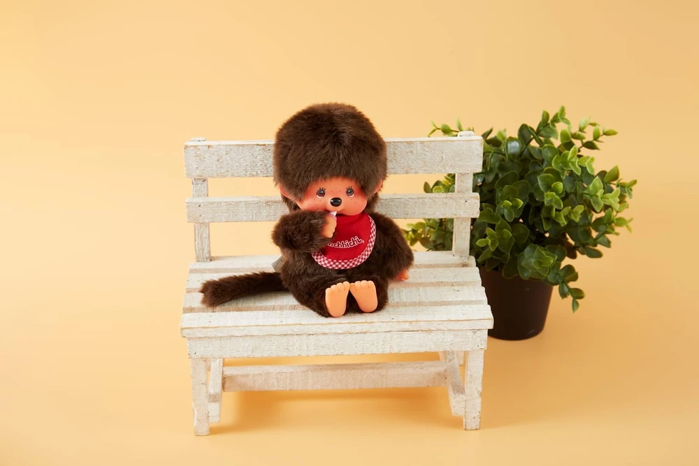MONCHHICHI klasikinė beždžionė su raudonu seilinuku, 20 cm