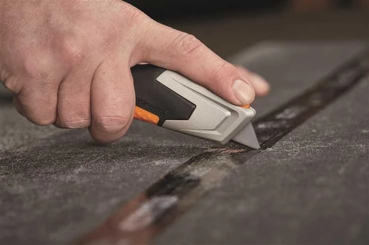 Fiskars CarbonMax Universalus peilis ištraukiamais ašmenimis 1027223