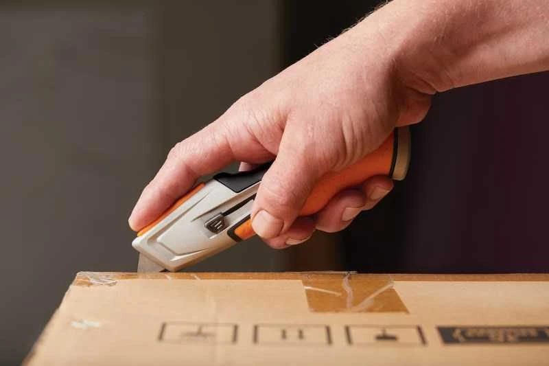 Fiskars CarbonMax Universalus peilis ištraukiamais ašmenimis 1027223