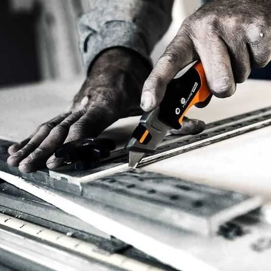 Fiskars CarbonMax Užlenkiamas peilis 1027224