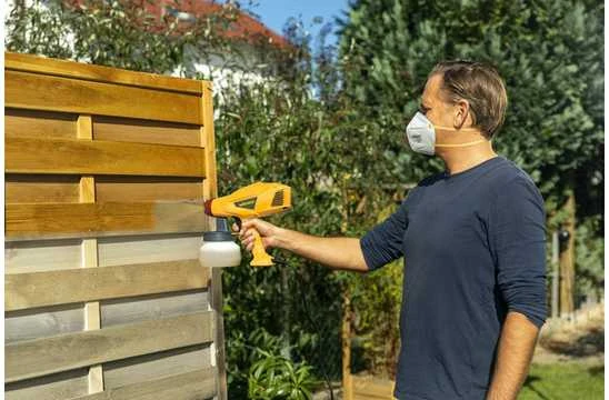 Dažų purkštuvas Wagner W125 darbo metu