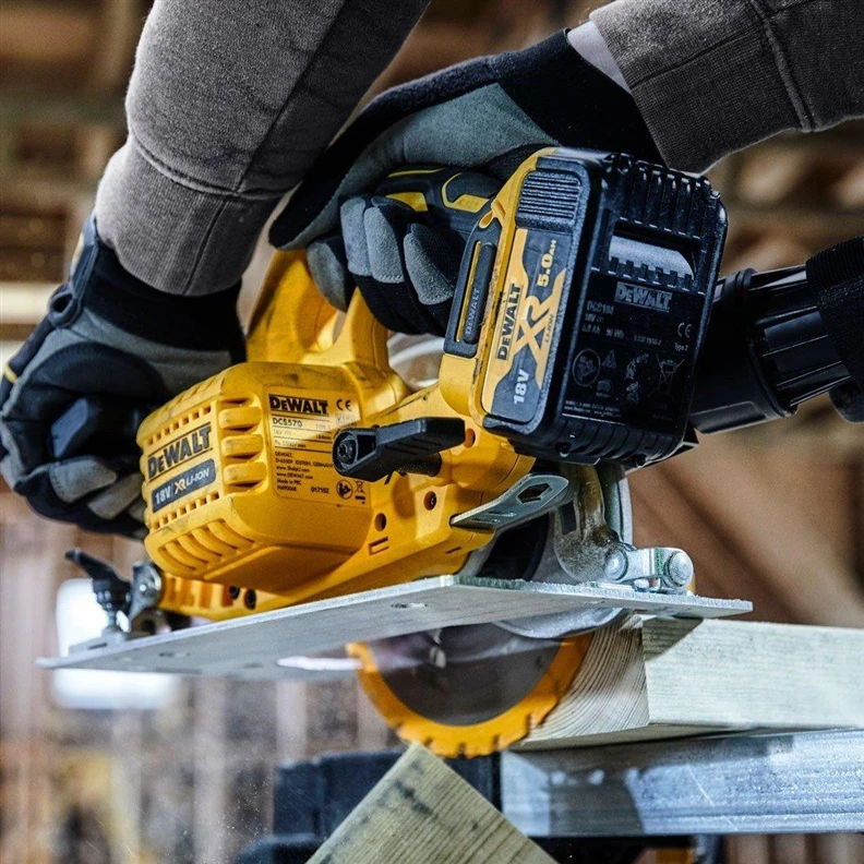 DeWALT diskinis pjūklas DCS570N be akumuliatoriaus ir kroviklio