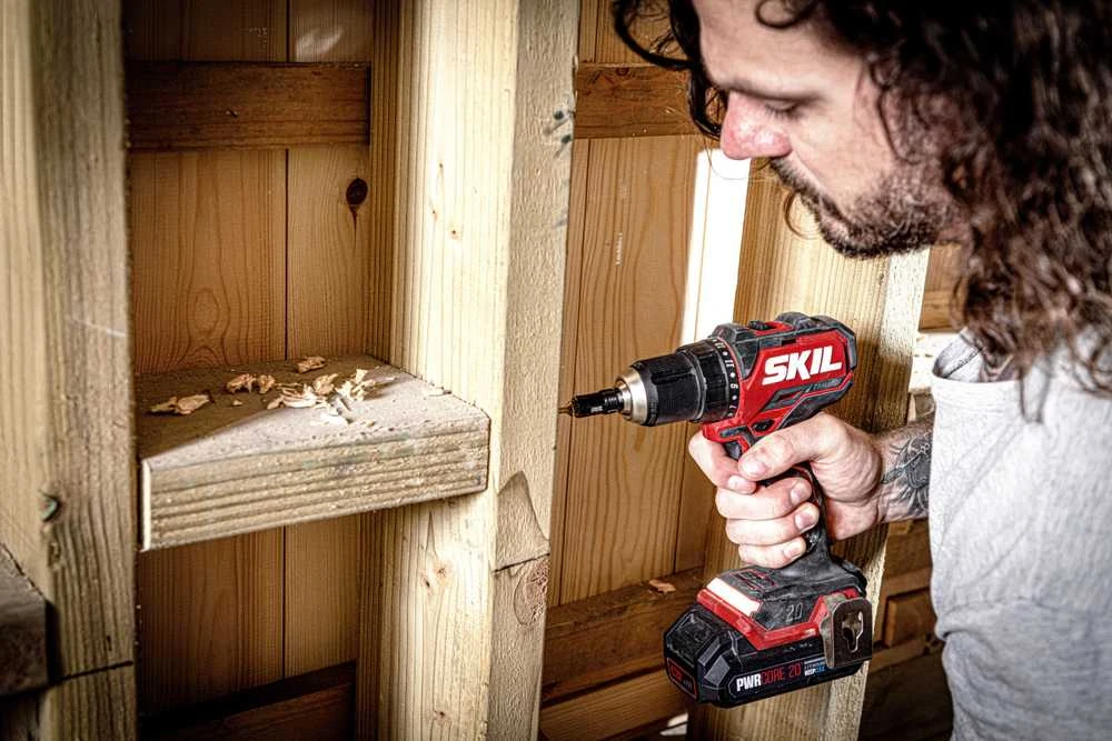 Skil 3065 suktuvas-gręžtuvas darbo metu