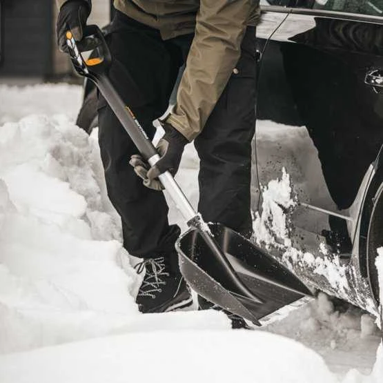 Fiskars X-series teleskopinis kastuvas automobiliui