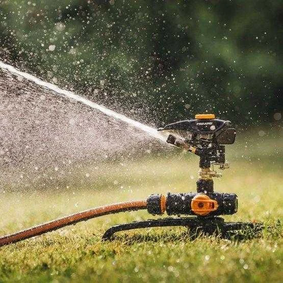 Fiskars On/Off Pulsating Sprinkler - Tripod base